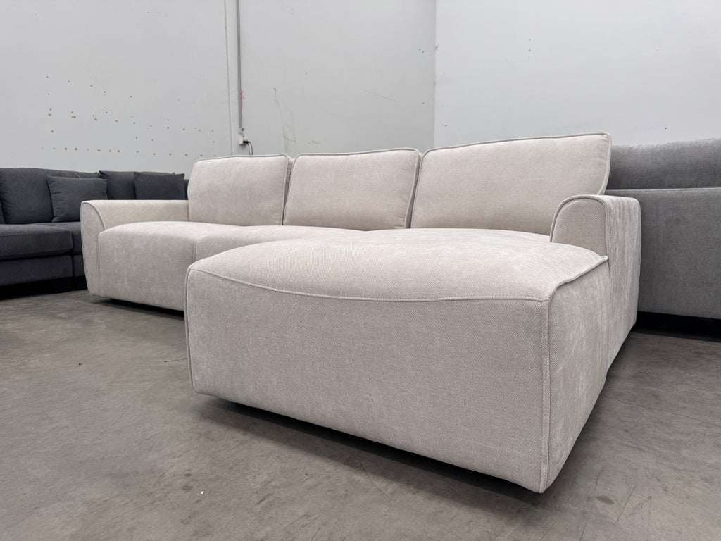 Flo Lounge Suite