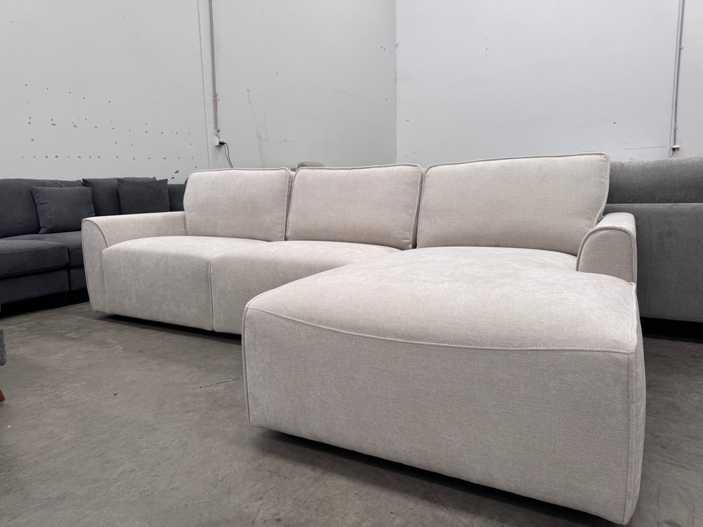 Flo Lounge Suite