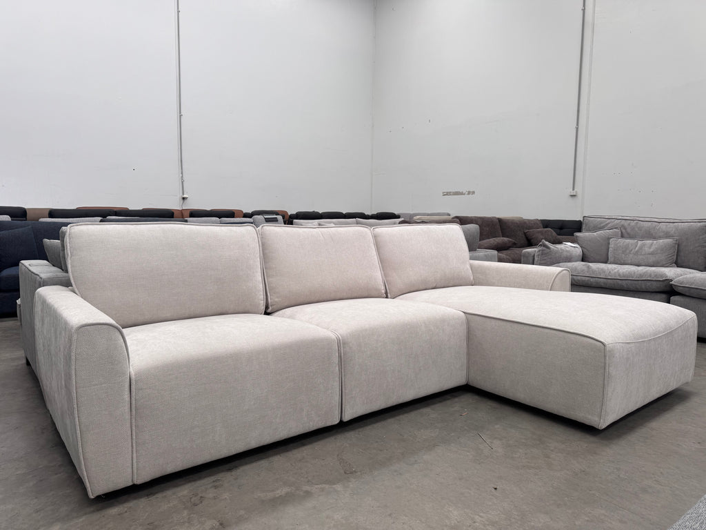 Flo Lounge Suite